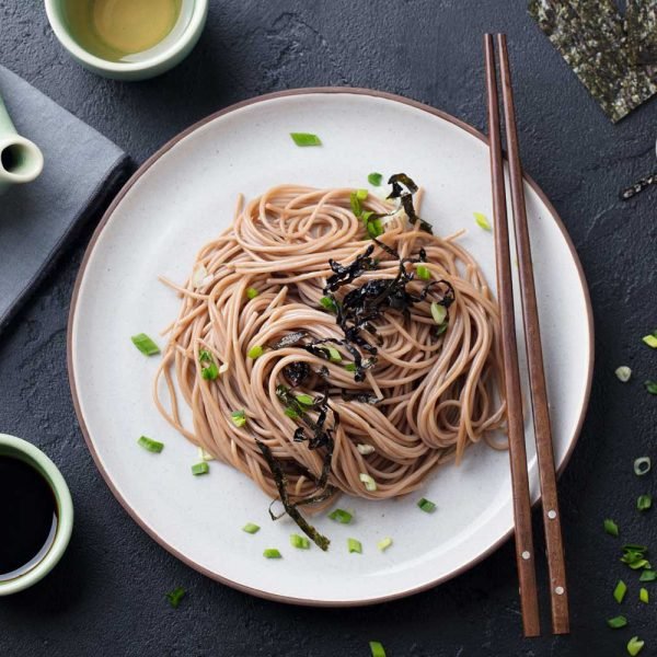 soba-noodles-with-sauce-and-garnishes-japanese-foo-T2Q35X6.jpg